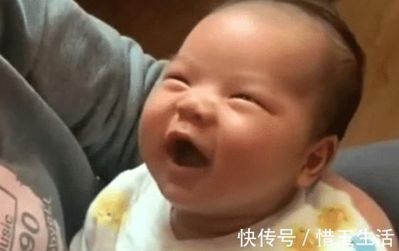 喜笑颜开|萌娃“神变脸”走红网络,回头看见爸爸后,表情也是绝了