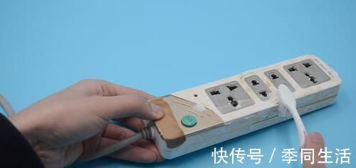 缝隙|不管插线板有多脏,教你一招,不用一滴水,插线板跟新的一样干净