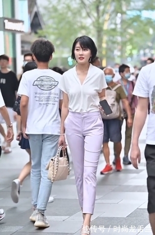 修身九分裤 白色T恤搭配修身九分裤,展示女性独特优雅,短发女生也能很迷人
