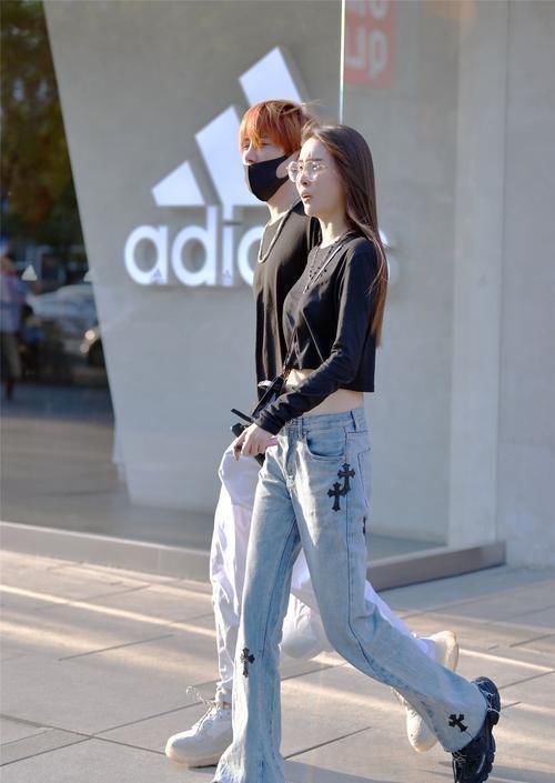 牛仔裤可以选择一双高跟鞋来衬托,也是很美的