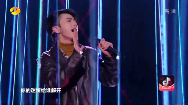 湖南春晚：何炅屡失误显疲惫，50岁孙悦劲歌热舞，刘谦被指认不出