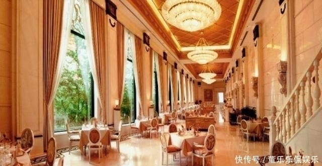 他辞去警察改行当作家,荣获茅盾文学奖,马未都见了都叫大哥