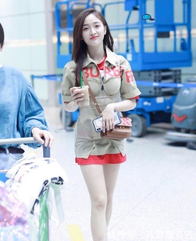 街拍|吴宣仪尴尬撞衫,内衣外穿被评输了,幸好“漫画腿”从来不输!