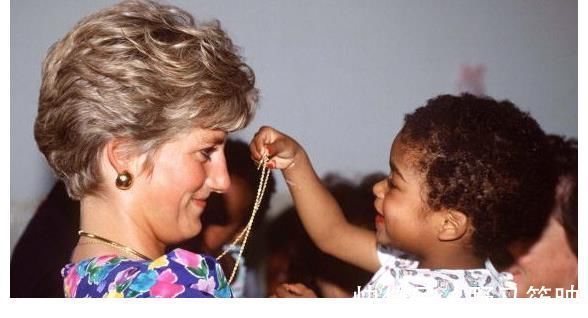 服装|黛妃穿搭为何经典？一次看懂英国皇室穿衣逻辑