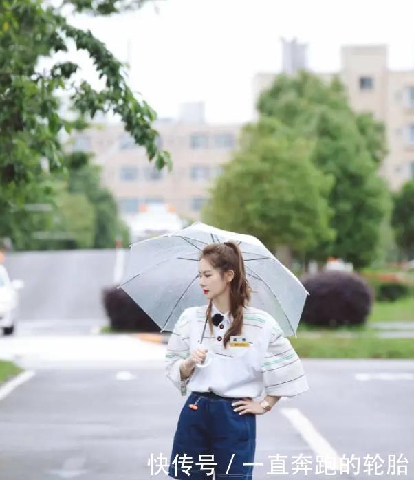 款式比较简|戚薇为显腿长,大胆拿“树叶”当鞋穿,不料秀出漫画腿