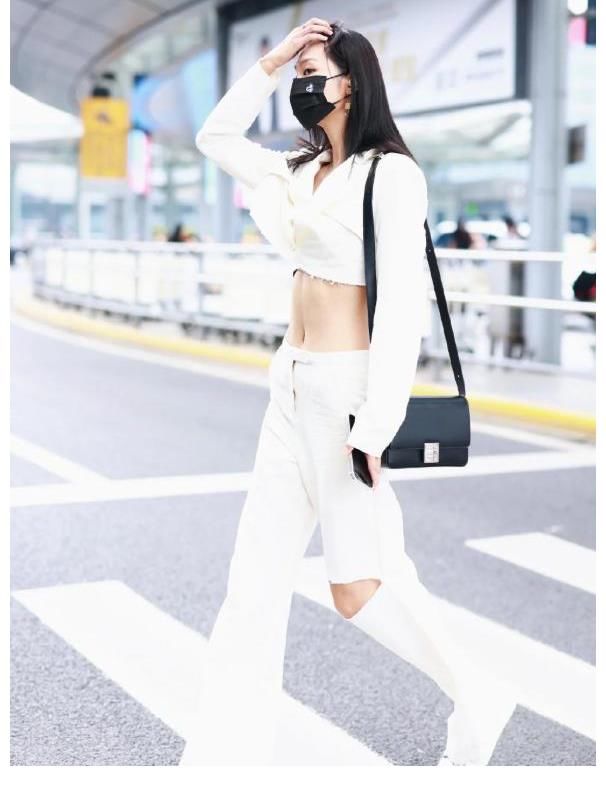 胃裝|曾可妮的腰是上帝親手捏的吧？當她穿上露胃裝，slay全場