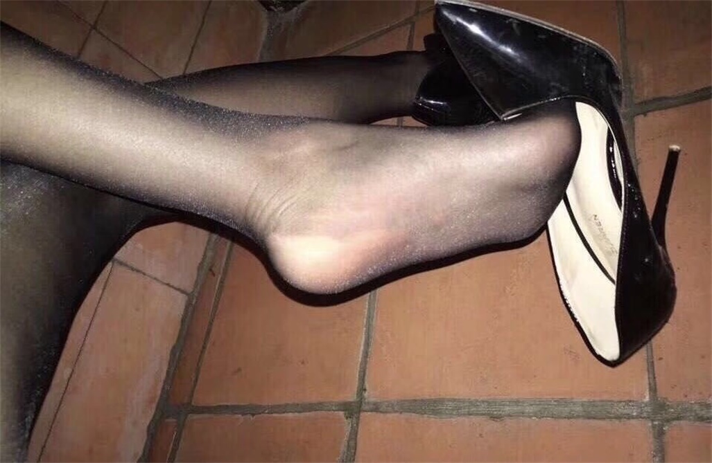 羊反绒 细跟鞋非常的青春活力,平添几分难以诉说的魅力