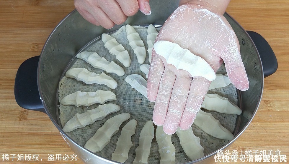 土豆我家从来不炒,教你秘制新做法,一次做4个,香辣筋道超好吃