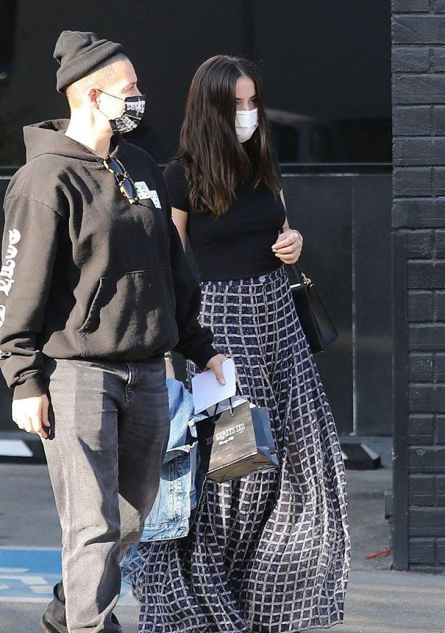  尽显|安娜德阿玛斯穿黑T恤搭格纹群尽显浪漫洒脱气质, 身段超迷人