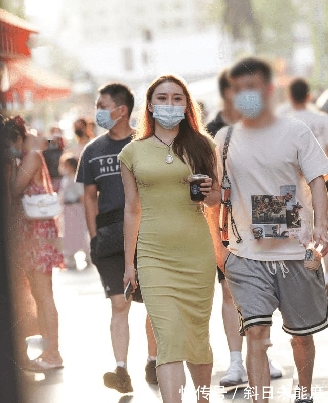 高跟鞋 浅浅的抹茶色长裙搭配优雅干跟鞋，知性大气，尽显女人味