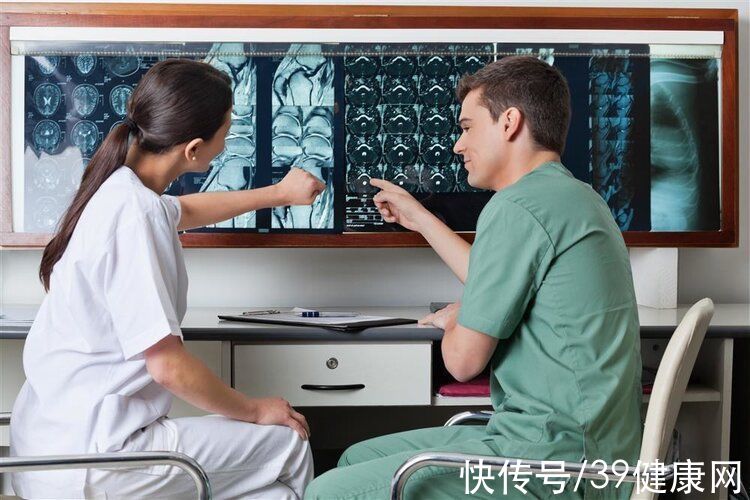 尿酸|身体出现3种表现，可能是痛风石“露头”了，及时治疗是关键