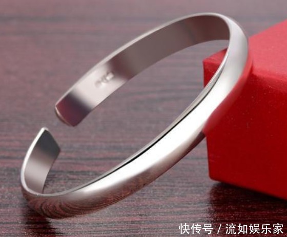 女性长期佩戴“银手镯”,10年后身体会有啥变化大多数人戴错了