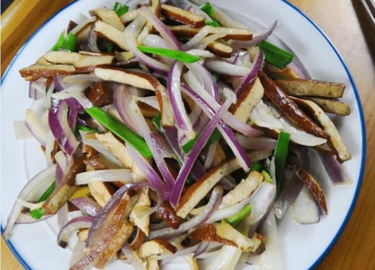  钙质|洋葱和它是绝配，每天炒一盘，简单易学，补钙质，孩子长个头