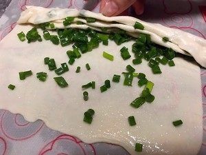 葱油饼|用这个方法做的葱油饼太香了,一口气吃3张,外酥内软,葱香扑鼻