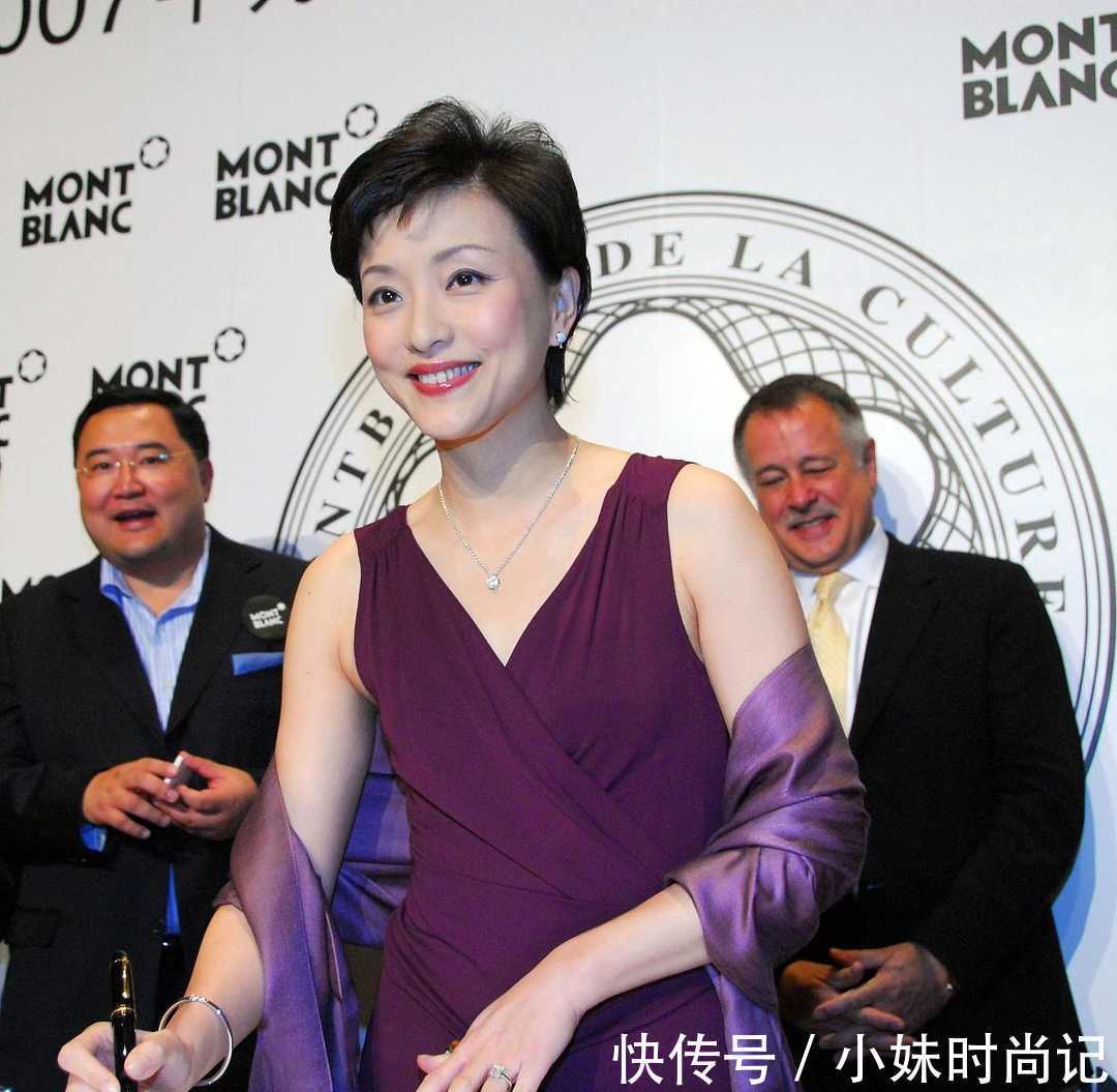 杨澜|杨澜随老公亮相真会打扮,穿深紫色连衣裙淡妆优雅大气,真高贵