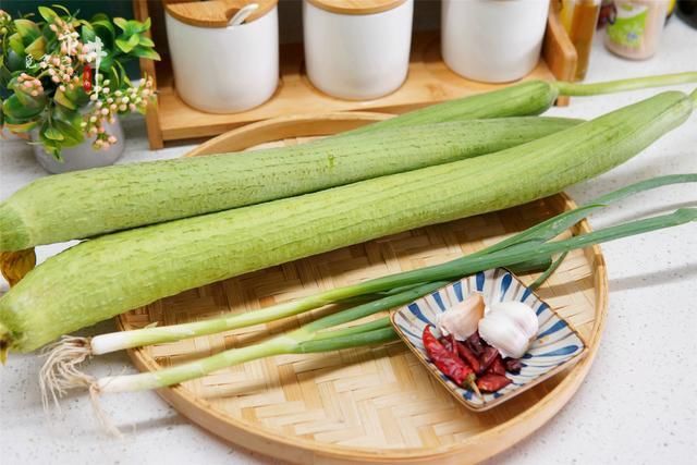 丝瓜藤|炒丝瓜发黑，记得下锅前“加一步”，丝瓜碧绿鲜嫩，不费油还好吃