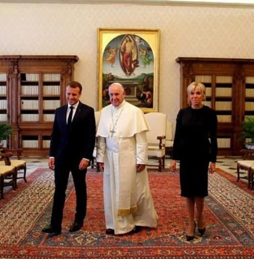 法国夫人穿衣年轻！西装搭运动鞋太时髦，小25岁老公牵手抿嘴笑