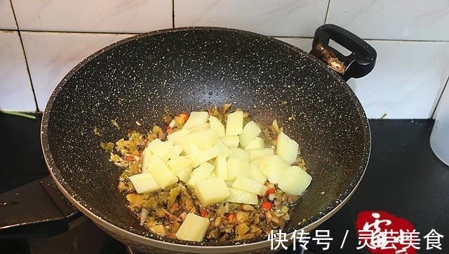 酸腌菜|30年来,吃过的土豆最最好吃的做法,根本停不下来