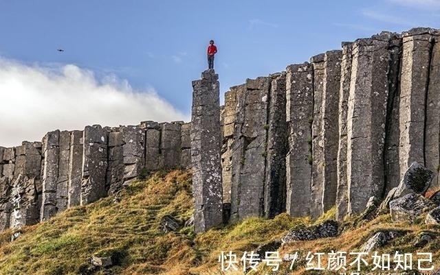 红衣|「冰岛」游览《格杜伯格玄武岩石柱群》，观赏红衣少女徒手攀岩