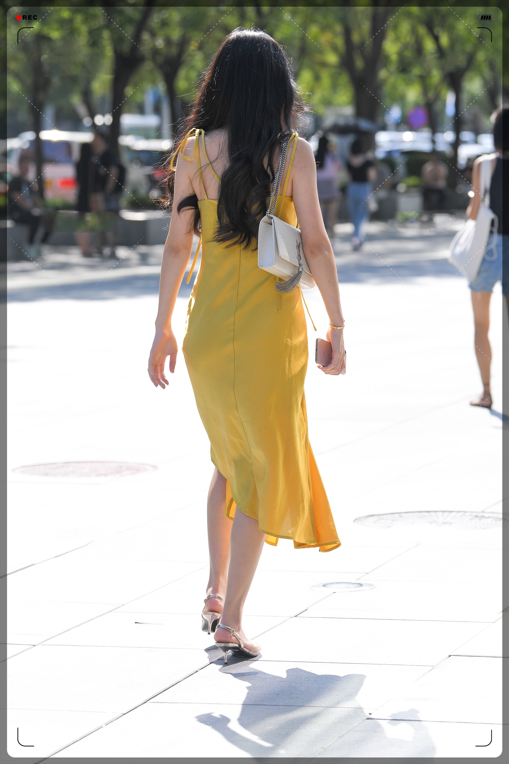 高贵|街拍美女：明黄色连衣裙，气质高贵，优雅迷人