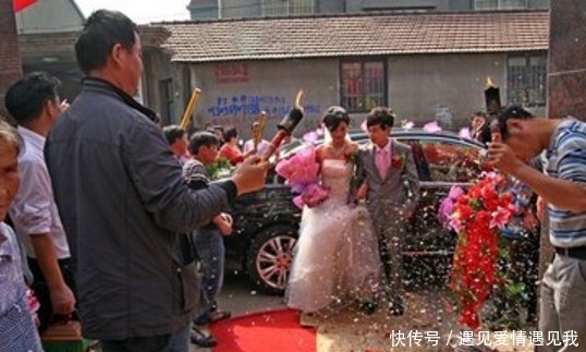 奇闻:农村“穷酸”婚礼,新娘穿睡衣结婚,网友:嫁给了爱情