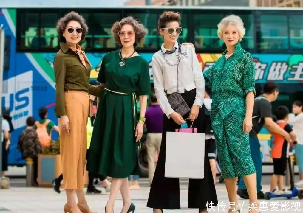 这才是六十岁女人最好看的发型，发量显多又好打理，白发更显气质