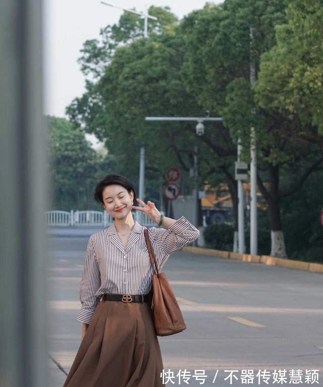 气场|精致的女人自带气场，针织衫配半身裙，女人30岁一样可以很高级