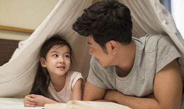 孩子|可爱宝宝一个月没见爸爸，见面后靠在爸爸身上，害羞表情暖化了