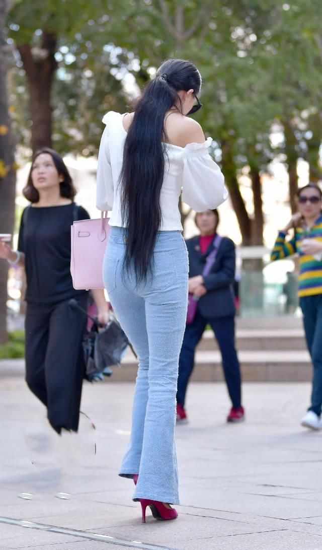 路人街拍，小姐姐内搭白色的吊带塔裙，一身打扮颇有慵懒的风格