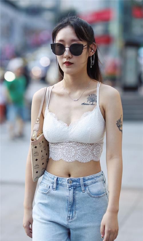 小姐姐真敢穿,路人看了以为没穿外套就出来逛街了呢