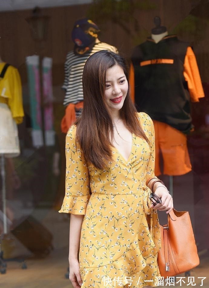 品鉴者 难怪男人老说喜欢温柔的,看到淡黄色长裙的姐姐,我懂了!