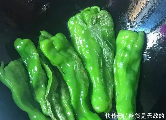 干锅|饭店大厨透露:做虎皮青椒,别直接下油锅!否则不“起皮”不入味