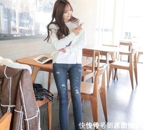 紧身牛仔裤 身材紧致的牛仔裤美女,充满青春活力,气场十足