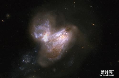哈勃望远镜展示了6个壮丽的宇宙岛碰撞时的画面