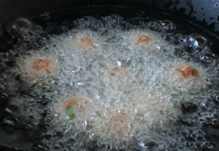 不管炸啥肉丸子，牢记“4不放”，厨师教你一招，外酥里嫩不发硬