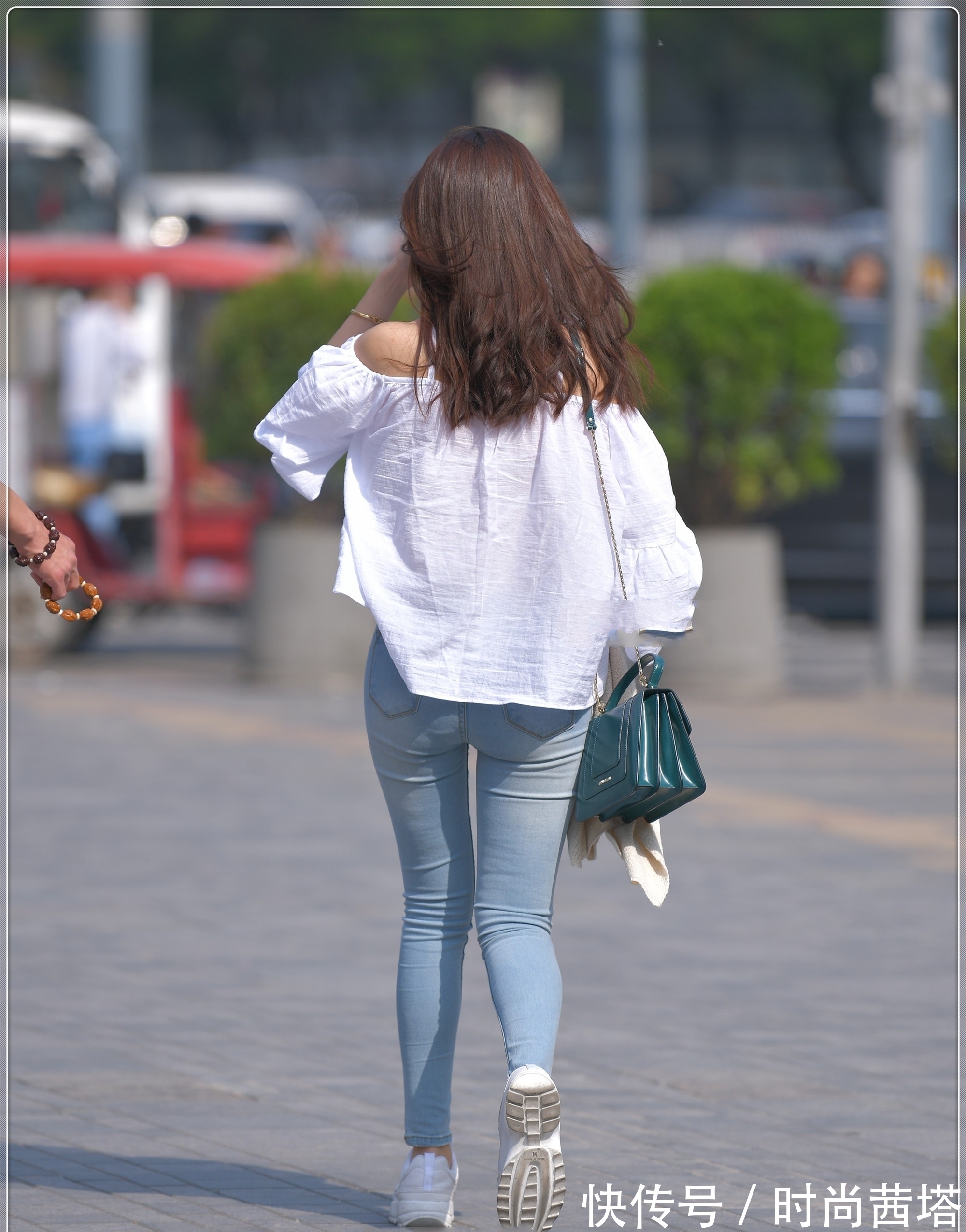 小白鞋 白色露肩上衣搭配牛仔裤,简单清纯,舒适透气