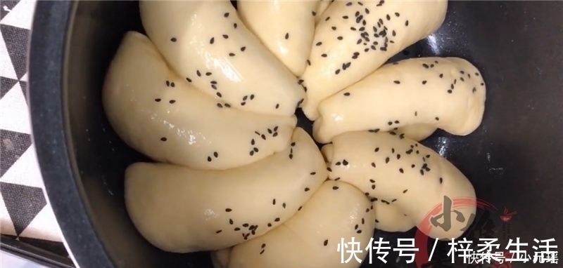 电饭锅|把8个面团放进电饭锅里,不加一滴水,刚出锅就被抢吃光