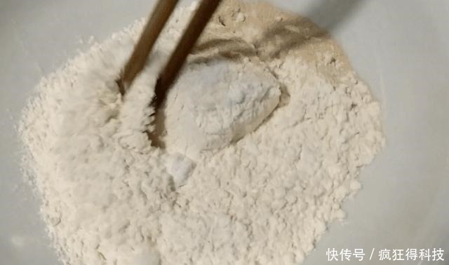 蓬松喧软的油条，不加泡打粉加点酵母就能做出来，和卖的一样好吃！