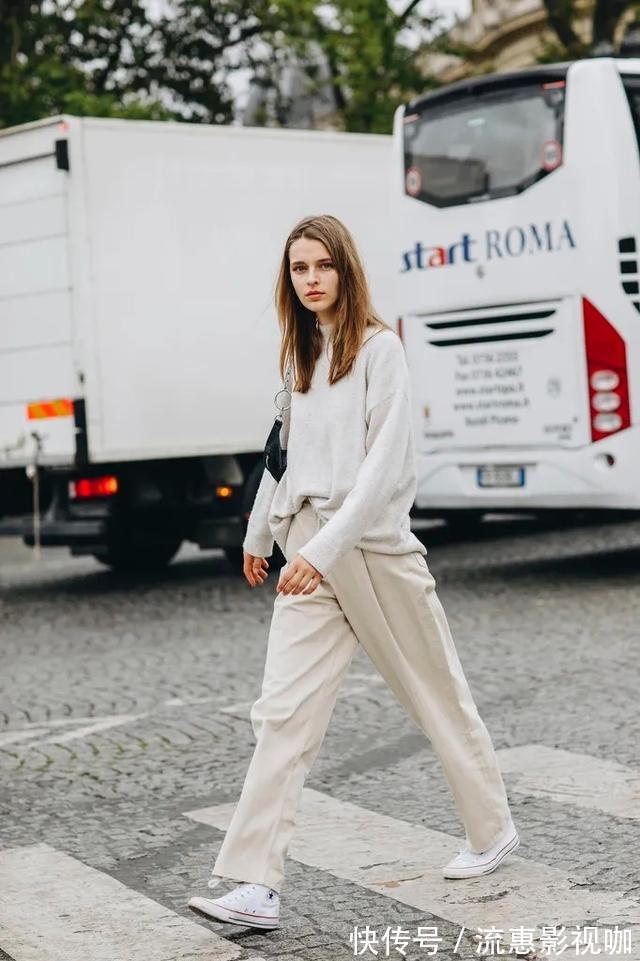 高级感 基础款的卫衣,如何穿出高级感今年秋天卫衣这样穿,时髦感俱佳