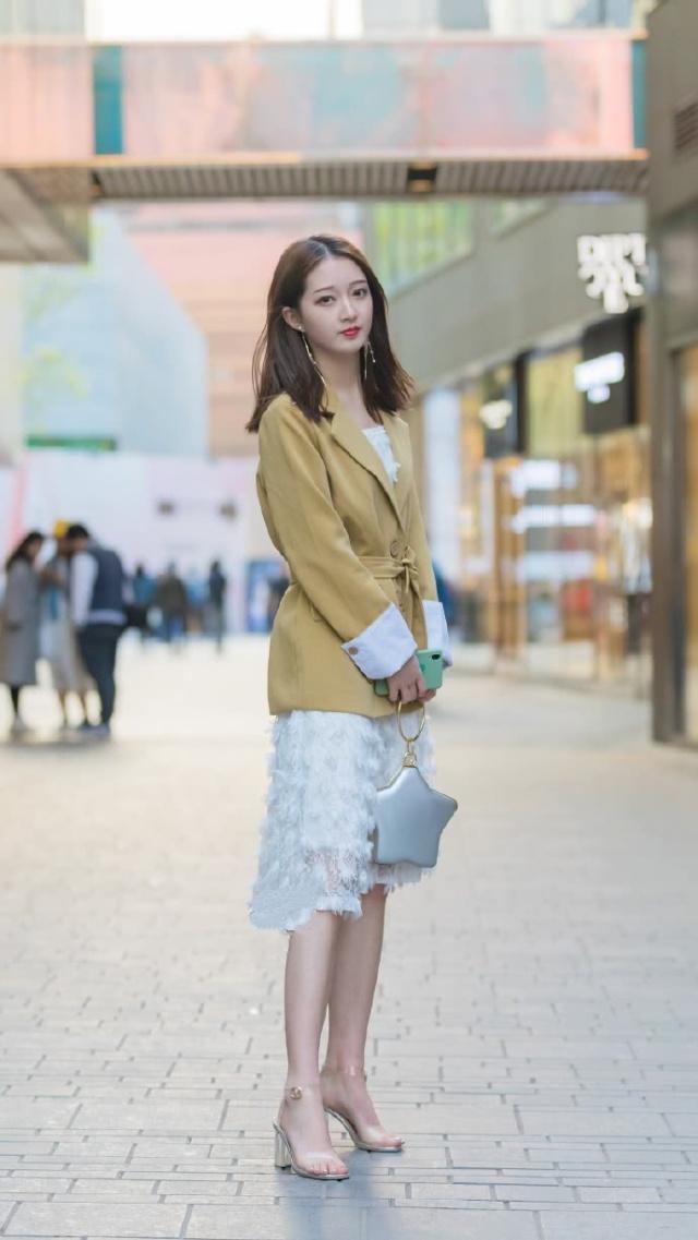 街拍美女身穿休闲装,彰显青春的活力,散发时尚淑女的气场