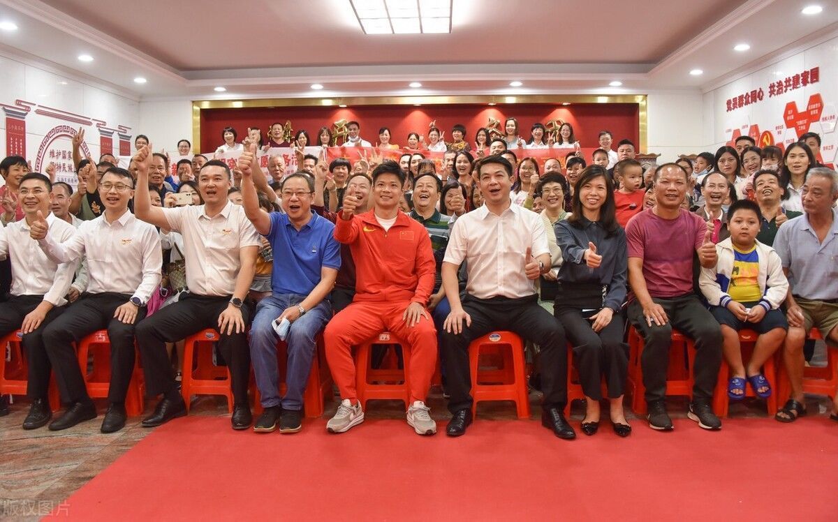 红包|太心寒了!苏炳添回村自费16万给老人发红包,网友嘲讽:太小气