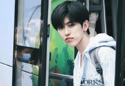 黃旭熙被爆錄制《跑男》,想打蔡徐坤被拍看到圖片笑出眼淚