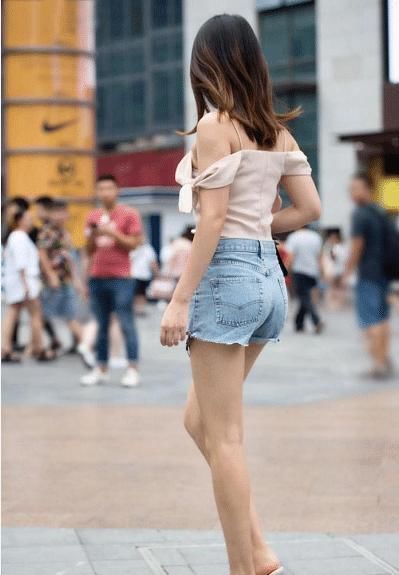 美女|美女怎么把项圈带在了腿上,不应该戴脖子上吗这的搞不懂