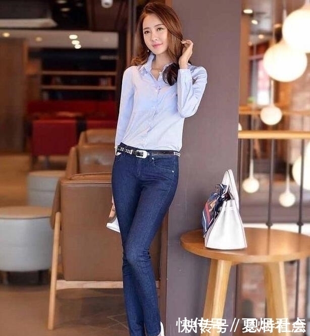 腿部 紧身牛仔裤使得腿部线条更加好看,彰显文艺简约感