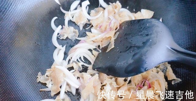 胡萝卜|夜宵来碗日式肥牛肉饭，不仅好看还好吃，搭配电视剧，美味嘎嘎香！
