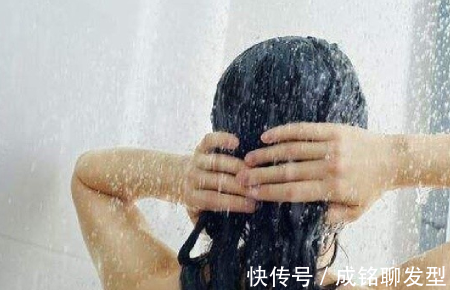 烫发 “拉直”和“烫卷”哪种对头发伤害大?区别不在烫法,技术是重点