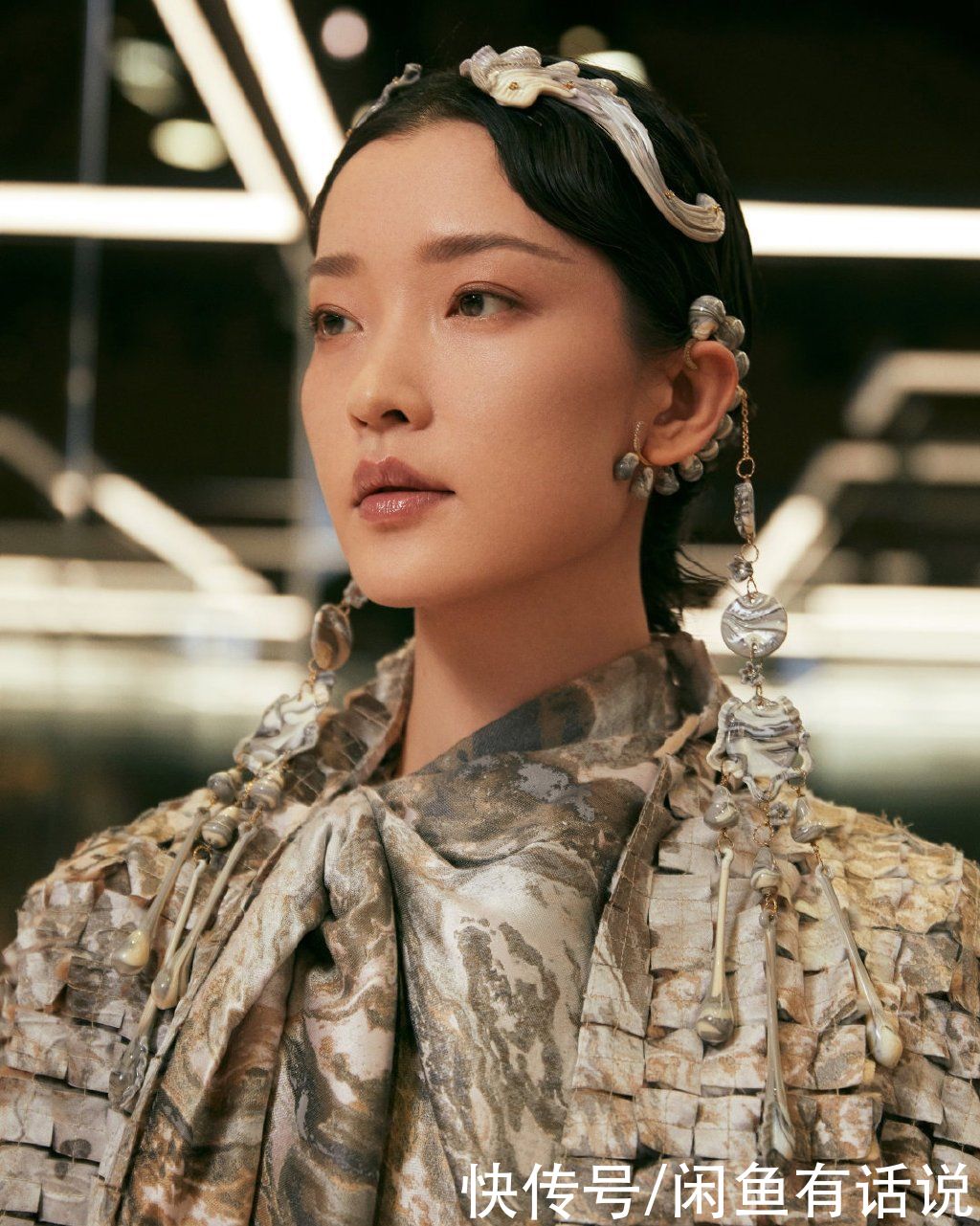 芬迪高定秀太奢华，18万颗青铜珍珠做礼服，靴子还缝8万颗细珠