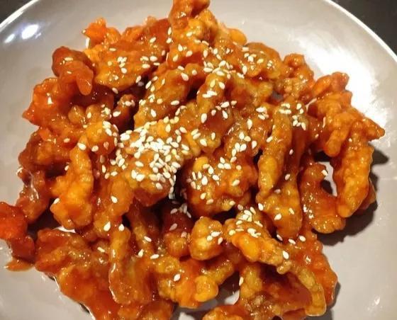 家庭聚餐不知道吃什么，八菜一汤已备好，荤素搭配，营养美味，赞