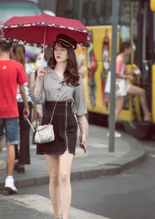 甜美可爱|时尚大气的短发美女,休闲短袖搭配绿色裙子,散发着青春魅力