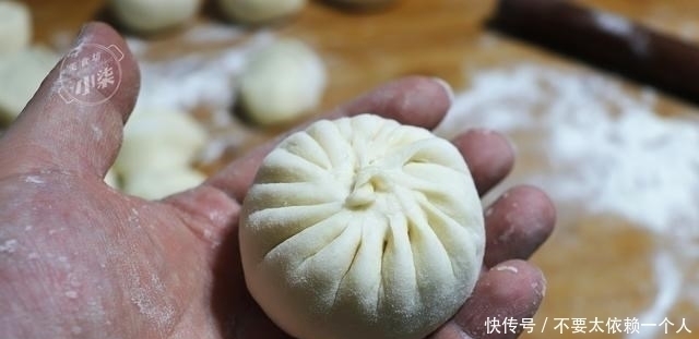 蒸包子|蒸包子时，别再直接上锅蒸了，记住3个诀窍，包子松软好吃不塌陷